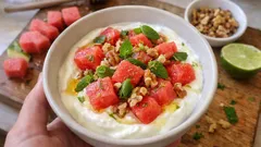 Δροσερό μπολ γιαουρτιού με καρπούζι, δυόσμο και καρύδια — έτοιμο σε 5 λεπτά