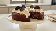 Κέικ cream & cookies: σοκολατένιο, με μπισκότα μέσα και βελούδινο γλάσο κρέμας τυριού