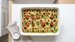 Κοχύλια γεμιστά με σπανάκι, τυριά και πέστο – ζουμερό πιάτο φούρνου που γίνεται εύκολα