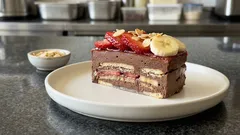 Σοκολατένιο γλυκό ψυγείου με φρούτα: δροσερό, χωρίς ψήσιμο και με κρέμα γιαουρτιού