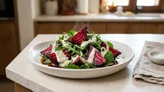 Σαλάτα με ψητά παντζάρια στον φούρνο – ρόκα, σπανάκι και ντρέσινγκ γιαουρτιού με ψητό σκόρδο