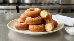 Λουκουμάδες παραλίας με ζάχαρη: αφράτοι και χρυσαφένιοι, σαν καντίνα