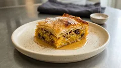 Σιροπιαστή νηστίσιμη κολοκυθόπιτα με καρύδια και σταφίδες — με σπιτικό φύλλο