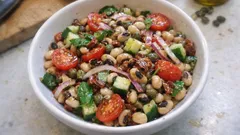 Vegan σαλάτα με μαυρομάτικα, ντοματίνια και βασιλικό – τέλεια για τάπερ