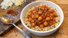 Κοκκινιστά ρεβίθια με κινόα: χορταστικό vegan κυρίως με πλούσια σάλτσα ντομάτας