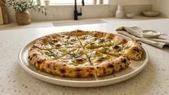 Pizza Bianca στο σπίτι: τραγανή βάση χωρίς σάλτσα, με ελαιόλαδο και δεντρολίβανο