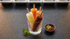 Σπιτικές γρανίτες σε ξυλάκι με ένα σιρόπι: λεμόνι, πορτοκάλι, βερίκοκο ή σοκολάτα