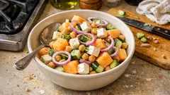 Σαλάτα με πεπόνι, φέτα και ρεβίθια: δροσερή και χορταστική σε λίγα λεπτά