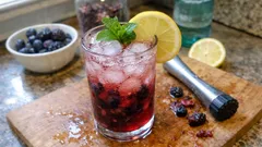 Mocktail με ιβίσκο και μούρα: δροσερό, φρουτώδες και χωρίς ζάχαρη