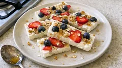 Παγωμένες μπάρες γιαουρτιού με φρούτα και βρώμη — δροσερό σνακ από την κατάψυξη